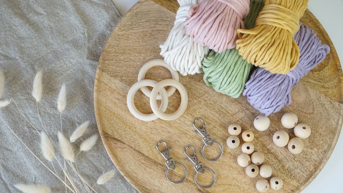 Makramee Starter Set mit Garn, Holzringen und Zubehör für DIY-Projekte – ideal für Anfängerinnen, um Wanddeko, Pflanzenampeln und handgefertigte Accessoires zu gestalten.