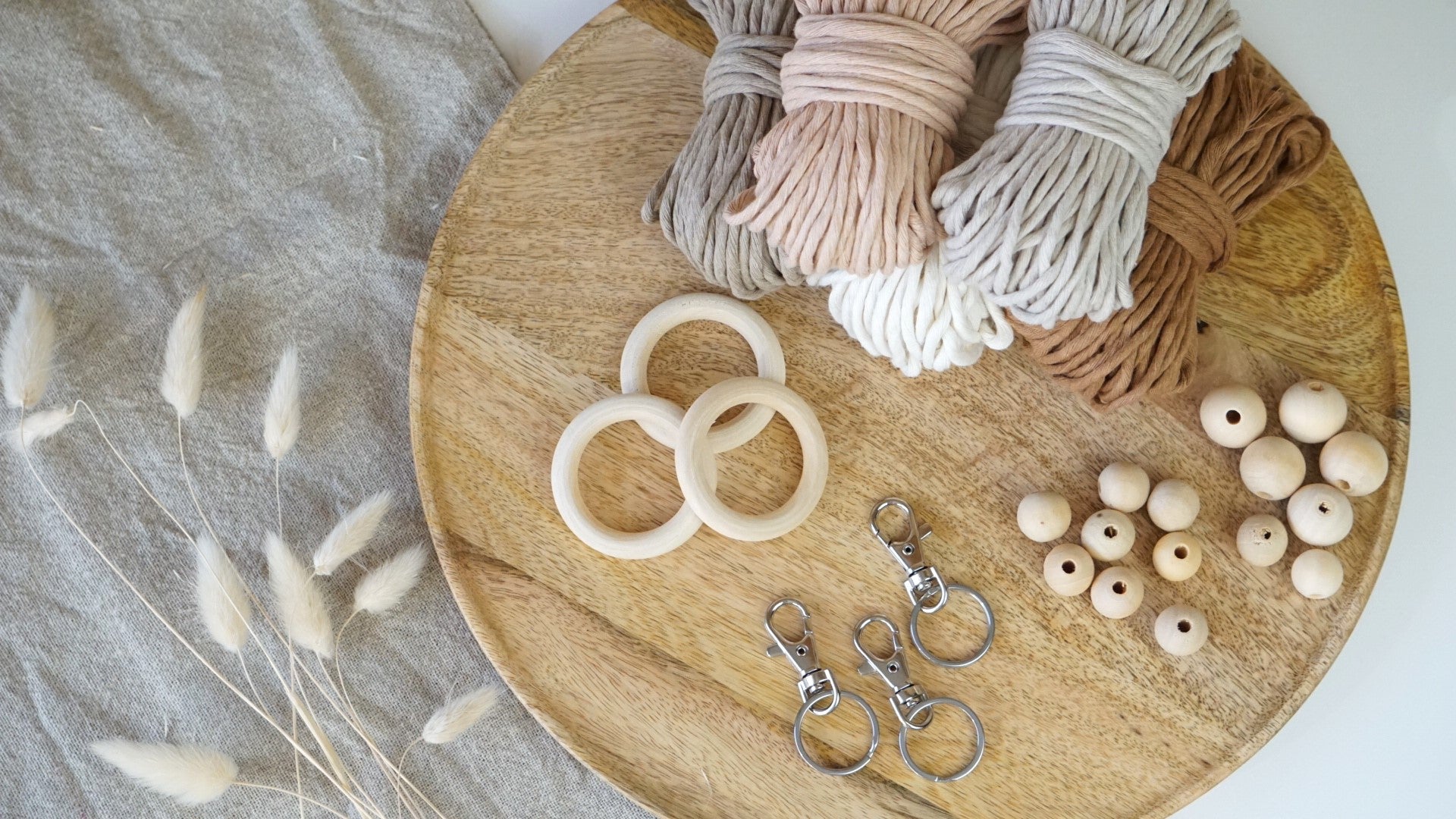 Makramee Set für Anfänger mit hochwertigem Garn, Holzringen und Perlen – perfekt für kreative DIY-Projekte wie Wandbehänge und Pflanzenampeln.