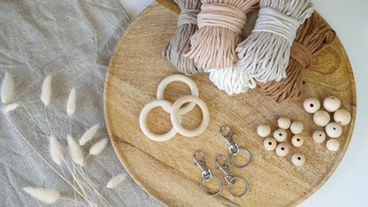 Makramee Set für Anfänger mit hochwertigem Garn, Holzringen und Perlen – perfekt für kreative DIY-Projekte wie Wandbehänge und Pflanzenampeln.