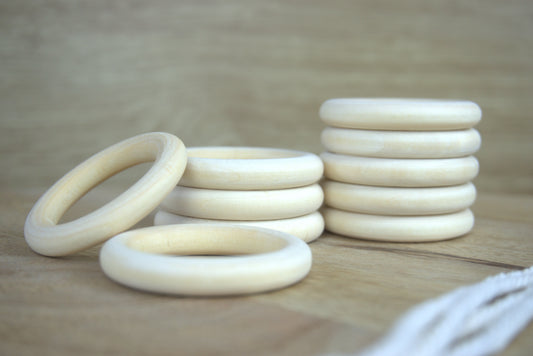 Unbehandelte Holzringe mit einem Durchmesser von 50mm, perfekt für DIY-Projekte, Makramee, Schmuckherstellung und kreative Bastelideen.